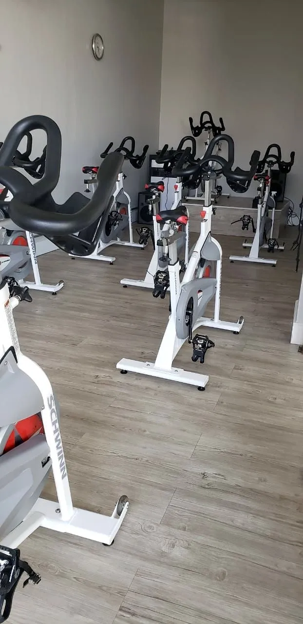 Bicicletas da sala de bike em fila, sobre piso de madeira